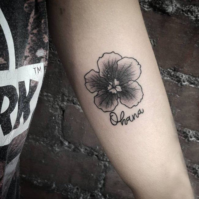 女生手臂上黑色点刺抽象线条英文和花朵纹身图片