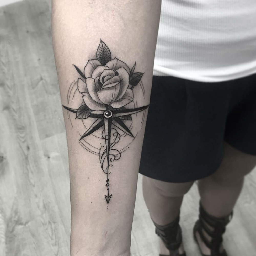 女生手臂上黑色点刺指南针和植物文艺花朵纹身图片