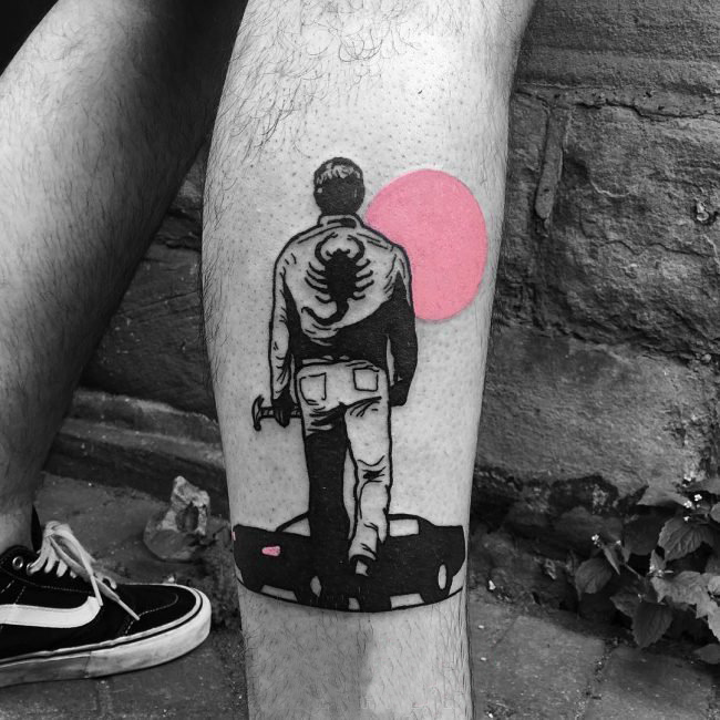 男生小腿上黑色线条创意男生人物纹身图片