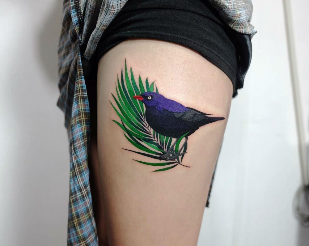 女生大腿上彩绘植物叶子和小动物鸟纹身图片