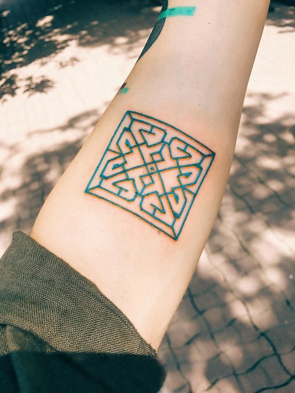 女生手臂上黑色几何元素简单线条创意纹身图片