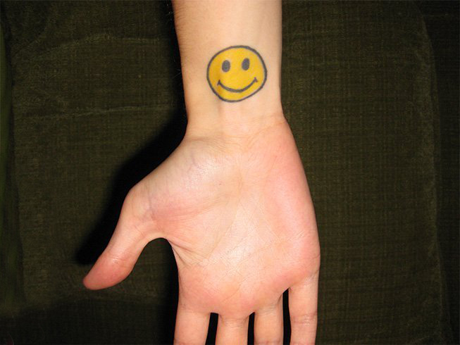 女生手腕上彩绘水彩素描可爱笑脸纹身图片