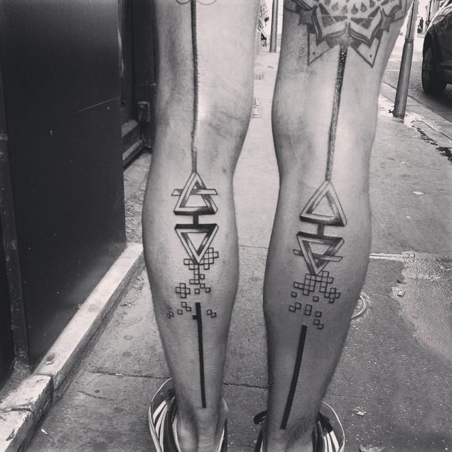 女性腿部黑色线条素描几何元素抽象纹身图片