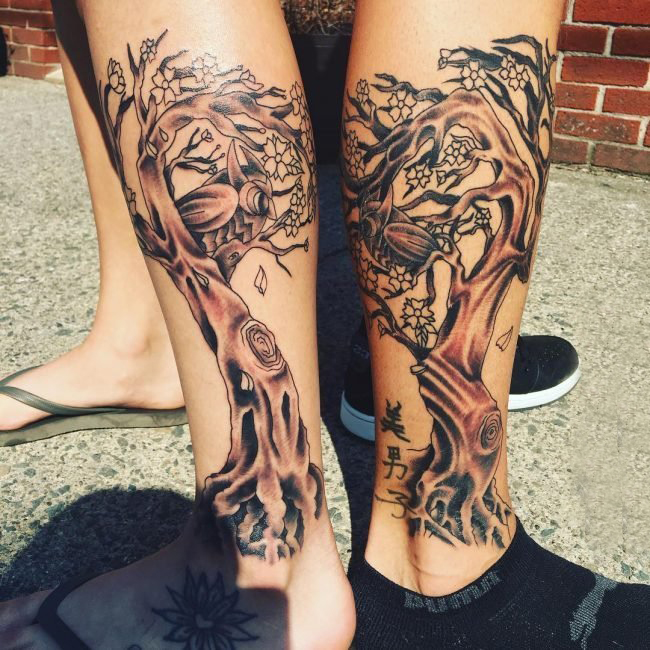 情侣小腿上黑灰素描点刺技巧创意生命树纹身图片