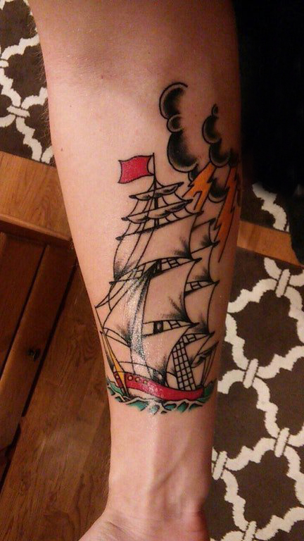 男生手臂上彩绘简单线条海浪和帆船纹身图片