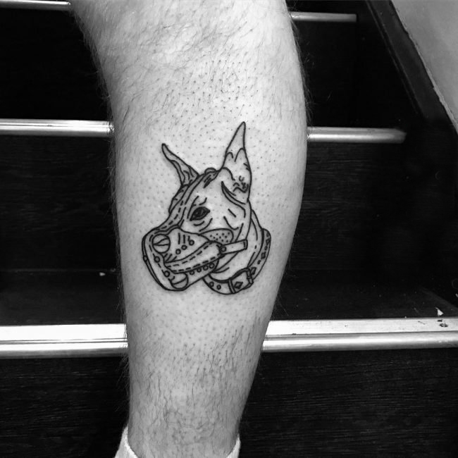 男生小腿上黑灰素描点刺技巧创意动物纹身图片