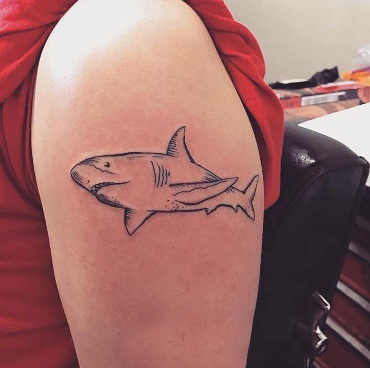 男生手臂上黑色简单线条小动物鲨鱼纹身图片