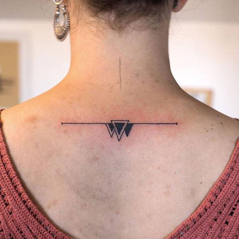 女生背部黑色线条几何元素创意精致纹身图片