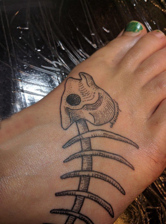 女生脚背上黑色几何线条创意鱼骨纹身图片