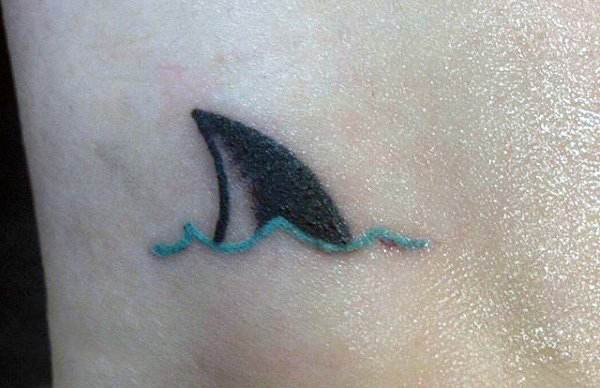 男生脚踝上彩绘抽象线条动物鲨鱼鳍纹身图片