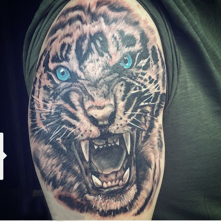 男生手臂上彩绘点刺抽象线条动物老虎纹身图片