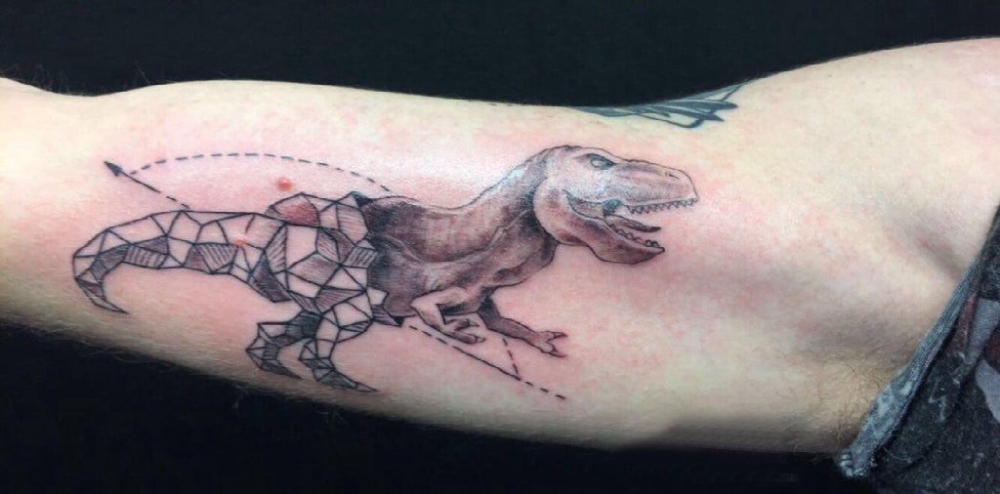 男生手臂上黑灰点刺几何线条恐龙纹身图片