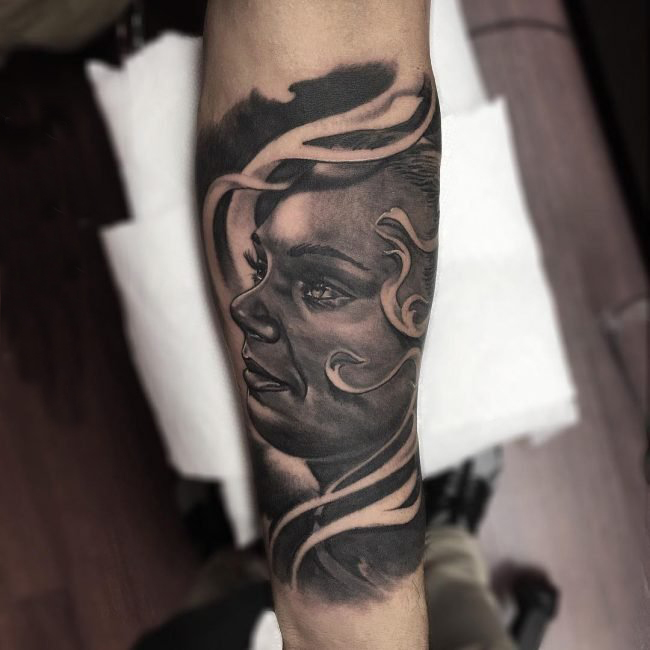 男生手臂上黑色点刺技巧抽象线条人物肖像纹身图片