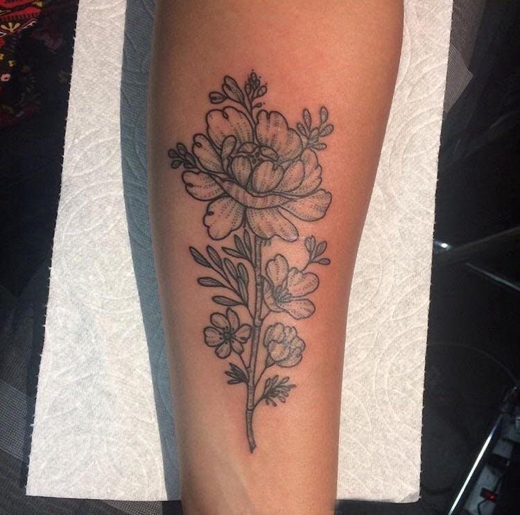男生手臂上黑色点刺简单线条植物花朵纹身图片