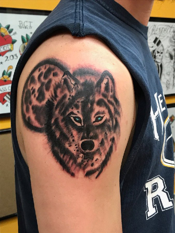 男生手臂上黑色点刺小动物狼纹身图片