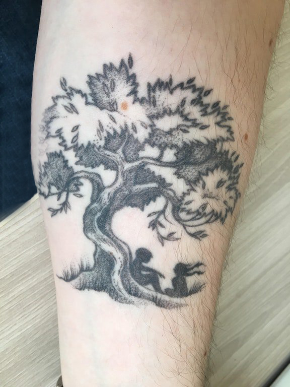 男生小腿上黑灰点刺抽象线条植物大树纹身图片