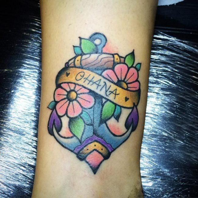 女生小腿上彩绘植物花朵和船锚纹身图片