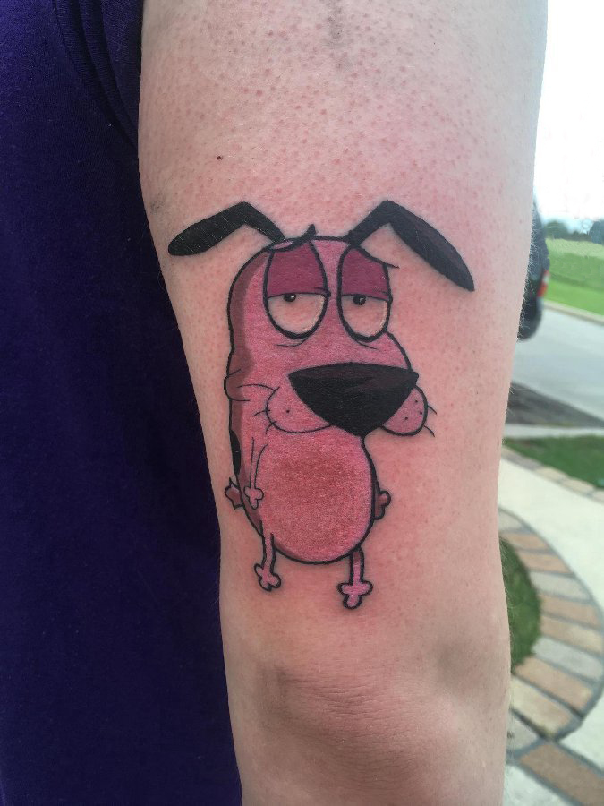 男生手臂上彩绘简单线条小动物狗纹身图片