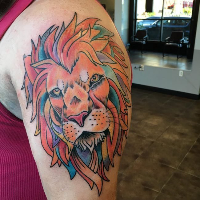 男生手臂上彩绘水彩素描创意霸气狮子纹身图案