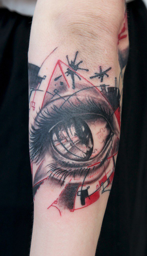 男生手臂上黑灰素描创意唯美眼睛纹身图片