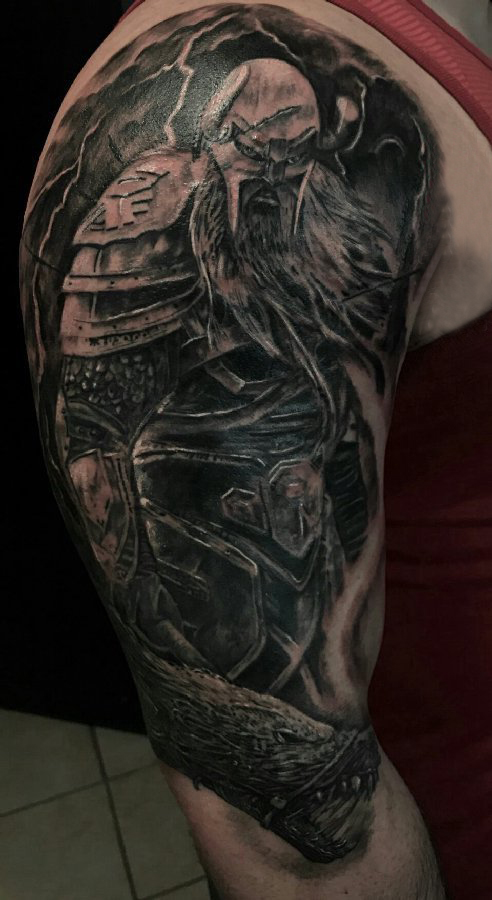 男生手臂上黑色点刺抽象线条人物武士纹身图片