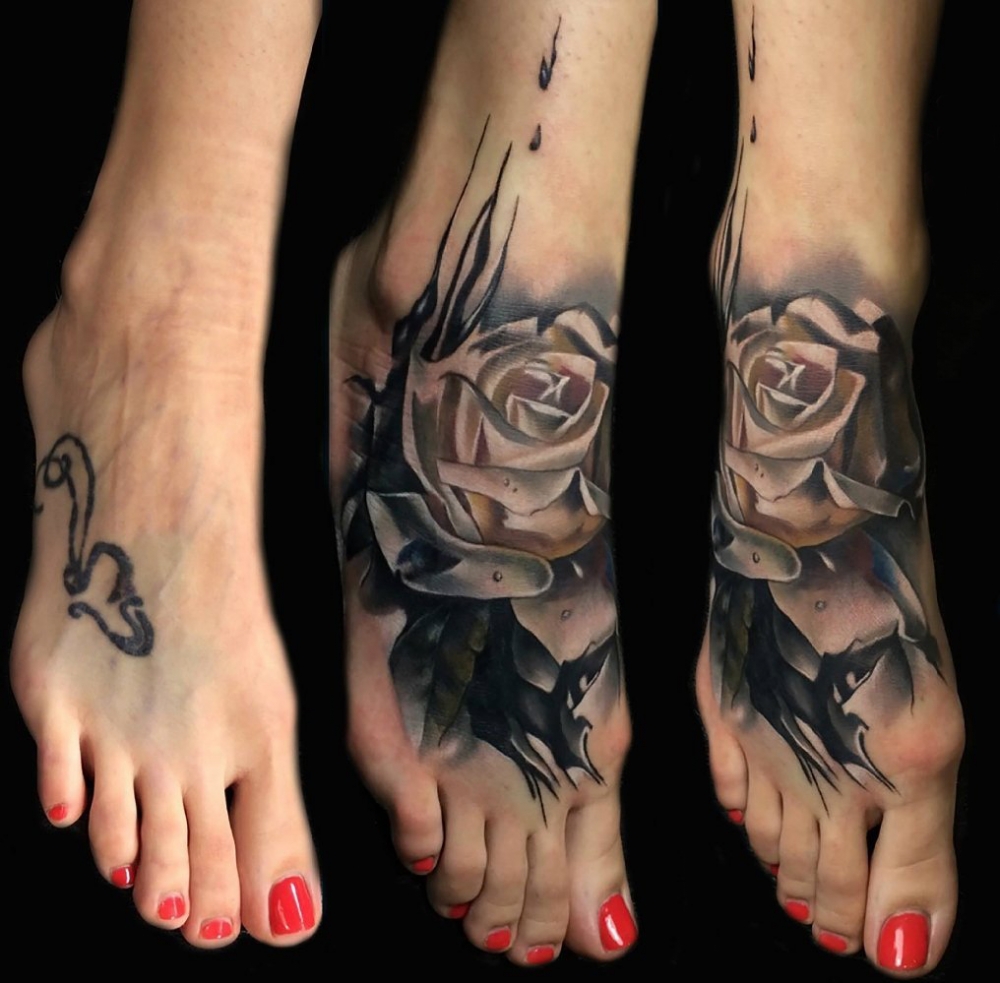 女生脚背上黑灰素描点刺技巧唯美玫瑰纹身图片