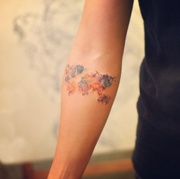 女生手臂上彩绘泼墨抽象线条世界地图纹身图片
