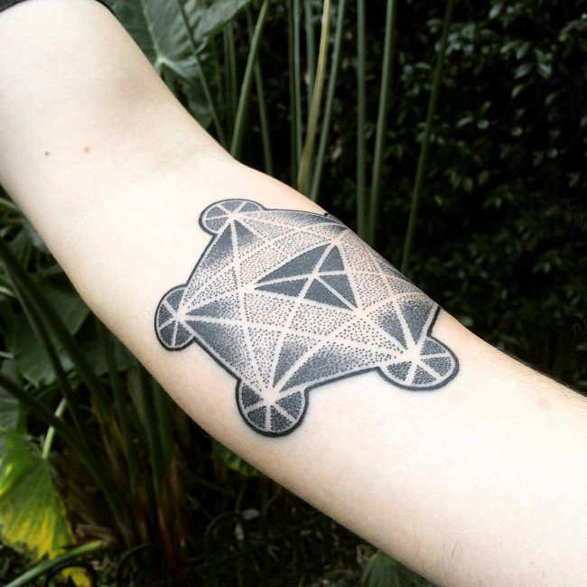 女生手臂上黑灰素描点刺技巧创意六芒星纹身图片
