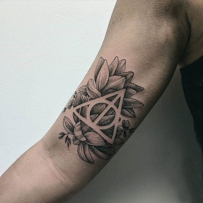 女生手臂上黑灰素描点刺技巧几何元素唯美花朵纹身图片