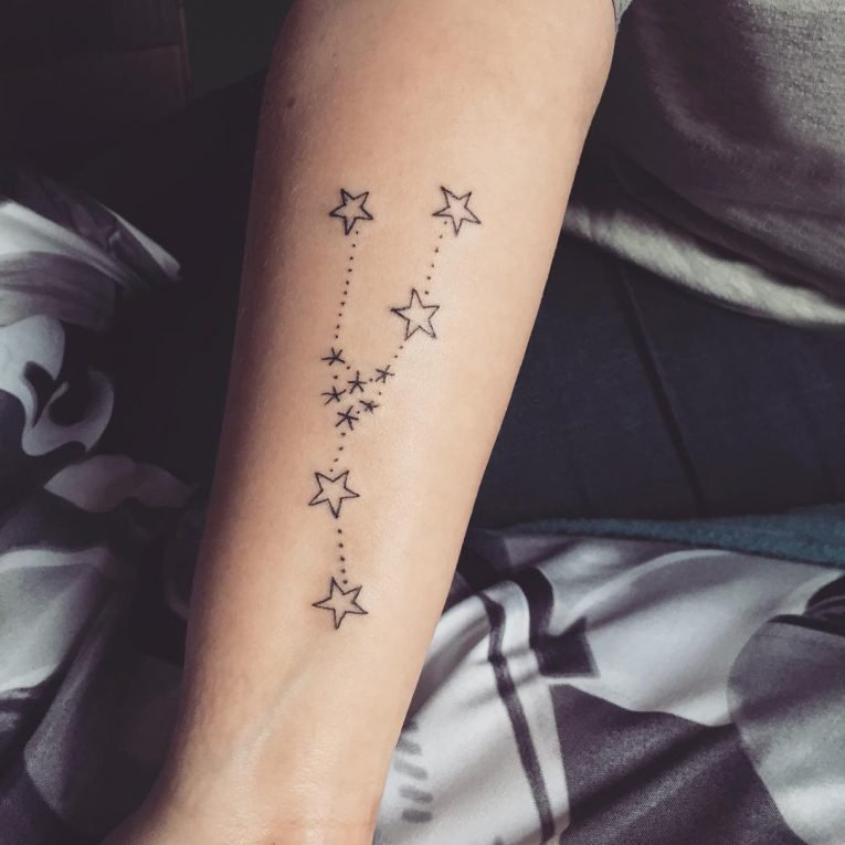 女生手臂上黑色线条创意星星纹身图案