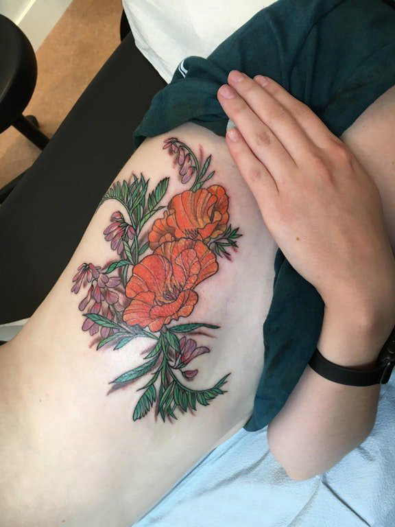 男生侧腰上彩绘简单线条植物叶子和罂粟花纹身图片