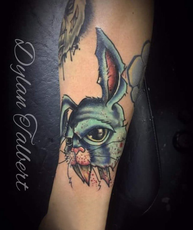 男生手臂上彩绘抽象线条动物兔子纹身图片