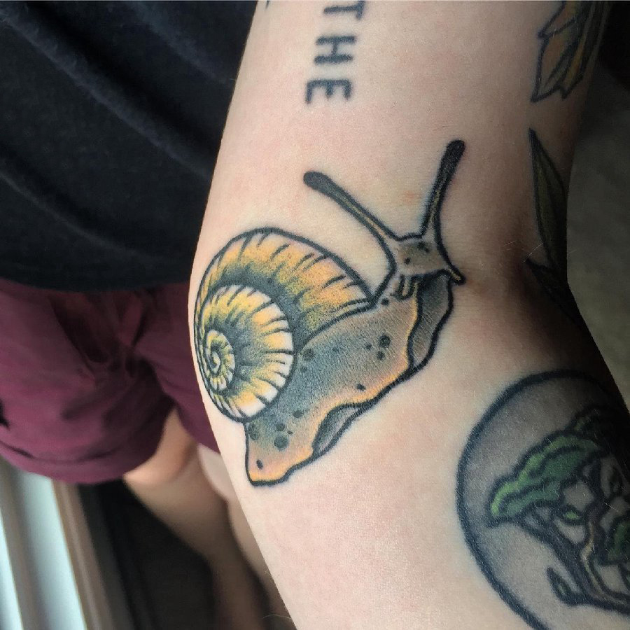 男生手臂上彩绘抽象线条小动物蜗牛纹身图片