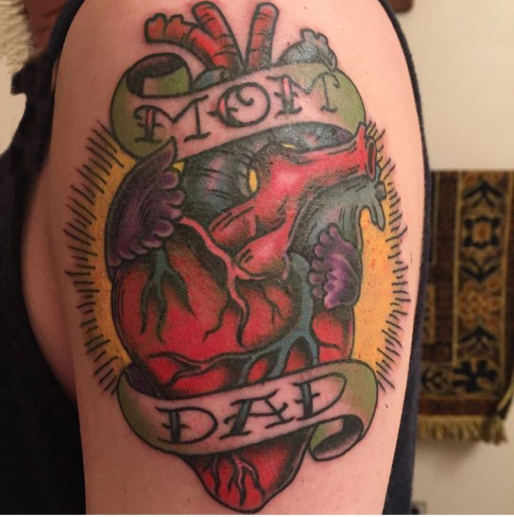 男生手臂上彩绘水彩素描创意心脏纹身图片