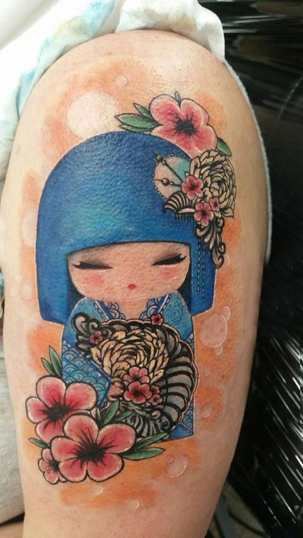 男生手臂上彩绘植物花朵和娃娃纹身图片