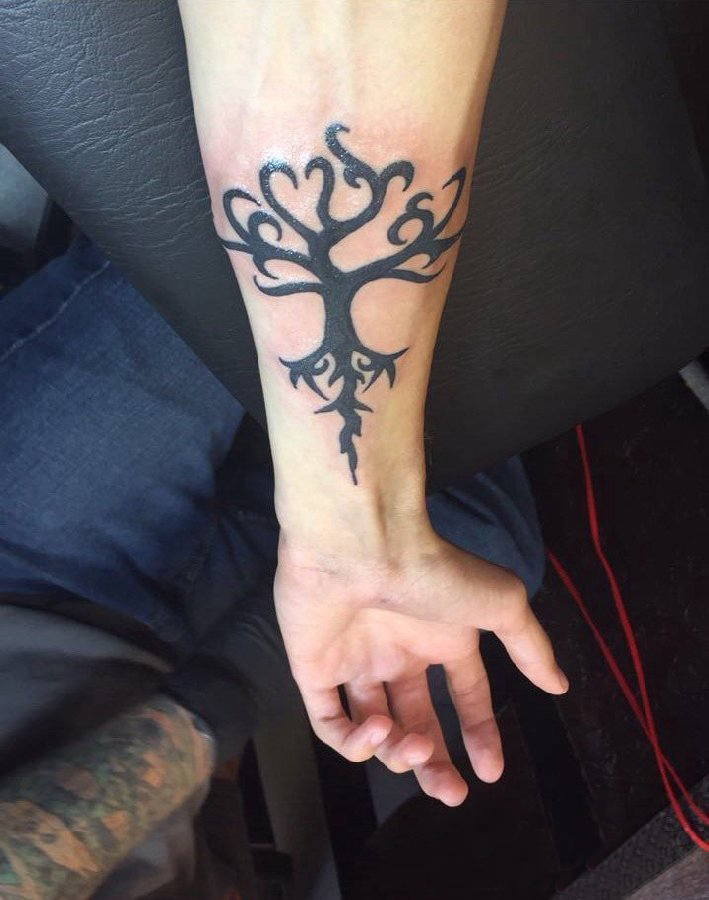 男生手臂上黑色抽象线条植物生命树纹身图片