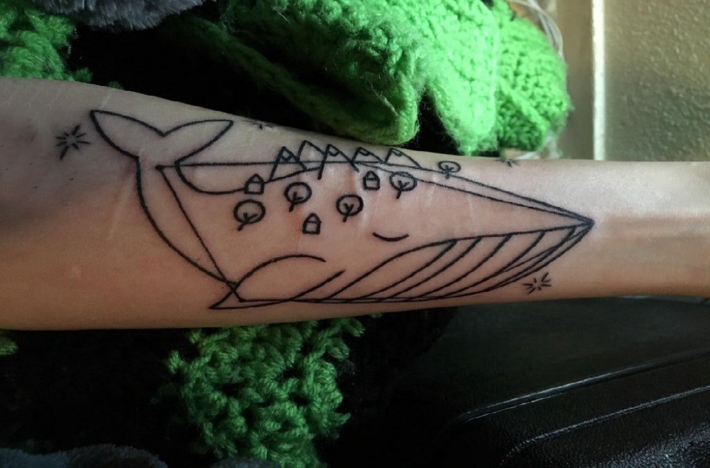 男生手臂上黑色几何线条动物鲸鱼和森林纹身图片