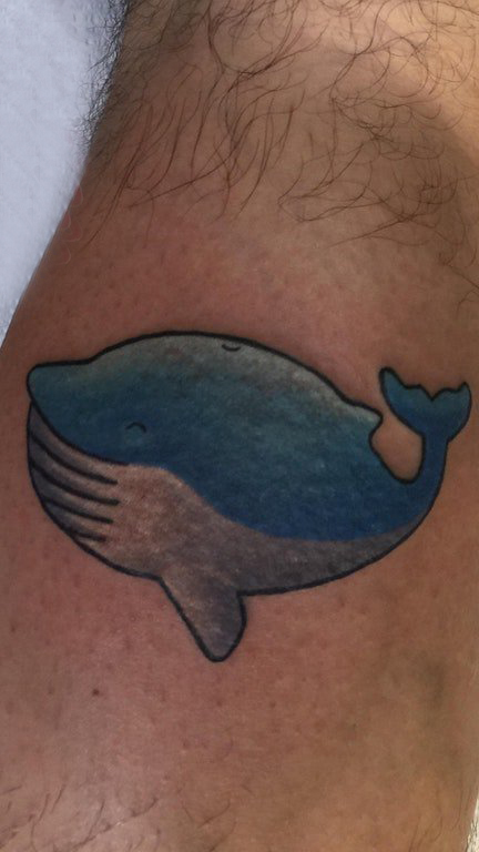 男生小腿上彩绘简单线条小动物卡通鲸鱼纹身图片