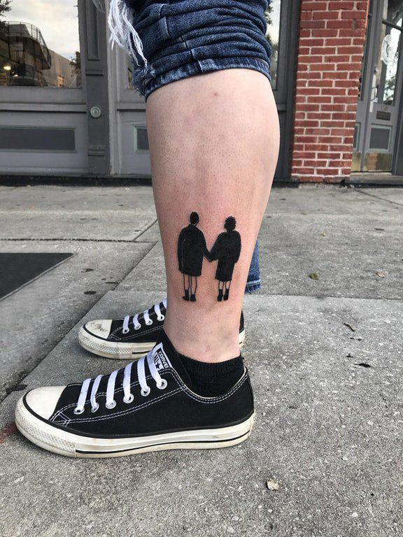 男生小腿上黑色人物轮廓朋友纹身图片