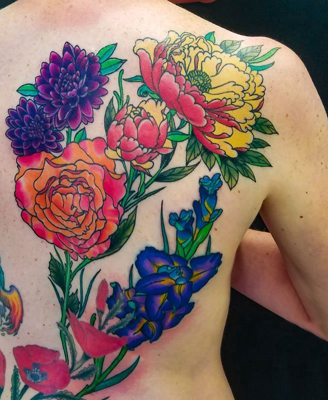 女生后背上彩绘漂亮植物素材花朵纹身图片