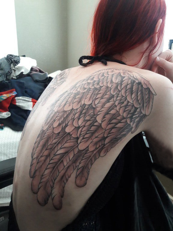 女生后背上黑灰点刺简单线条天使翅膀纹身图片