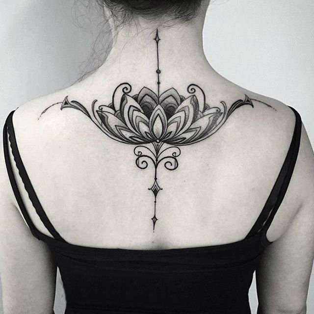女生后背上黑色点刺抽象线条植物个性花朵纹身图片