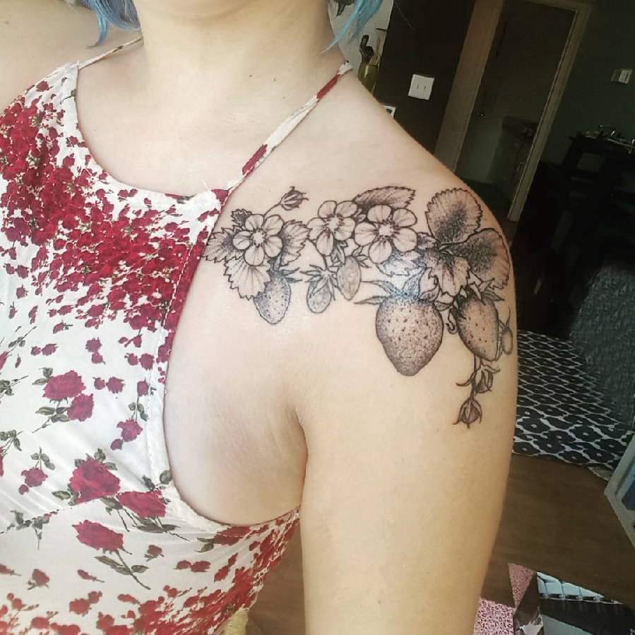 女生肩膀上黑色线条素描唯美花朵和草莓纹身图片