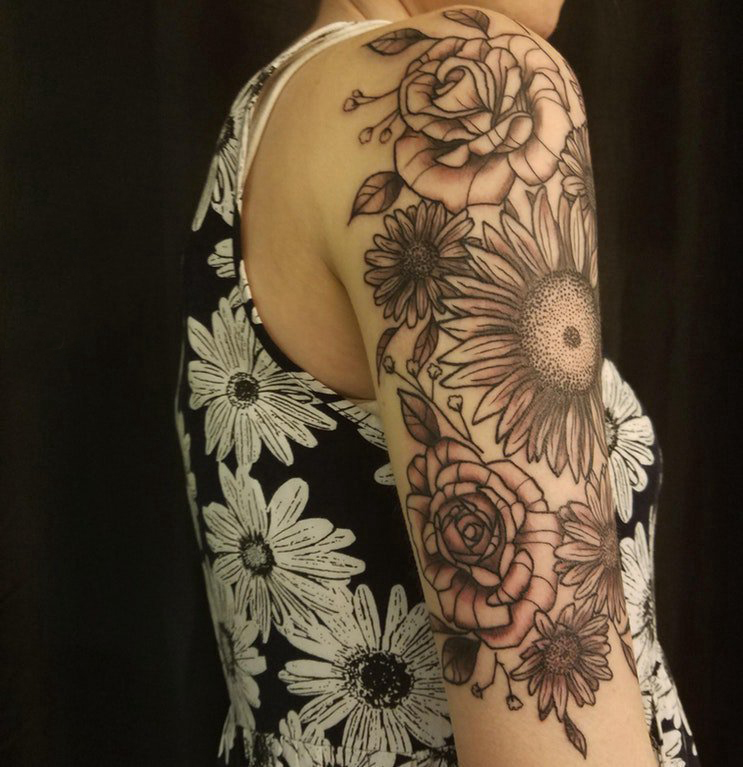 女生手臂上黑灰点刺简单线条植物文艺花朵纹身图片