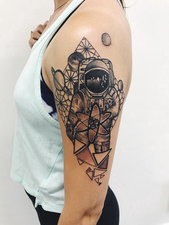 女生手臂上黑灰素描创意宇航员唯美花朵纹身图片