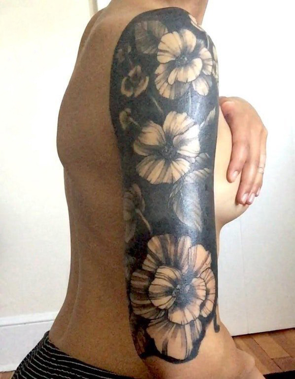女生手臂上黑色点刺植物花朵半袖纹身图片