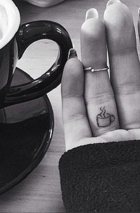 女生手指上黑色几何线条杯子纹身图片