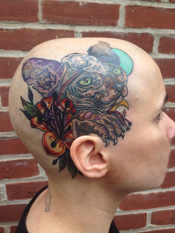 女生头部彩绘植物和小动物老鼠纹身图片