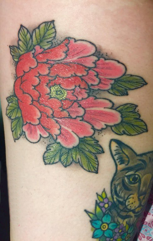 女生小腿上彩绘简单线条植物叶子和花朵纹身图片