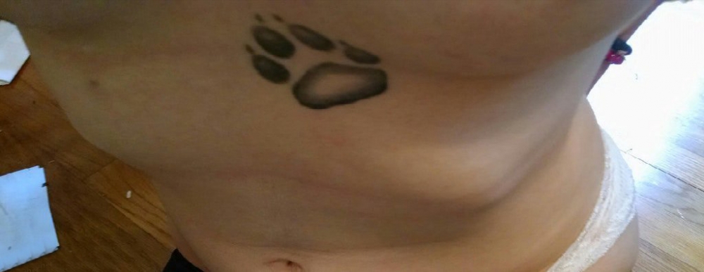 女生胸部黑色点刺可爱小动物爪印纹身图片